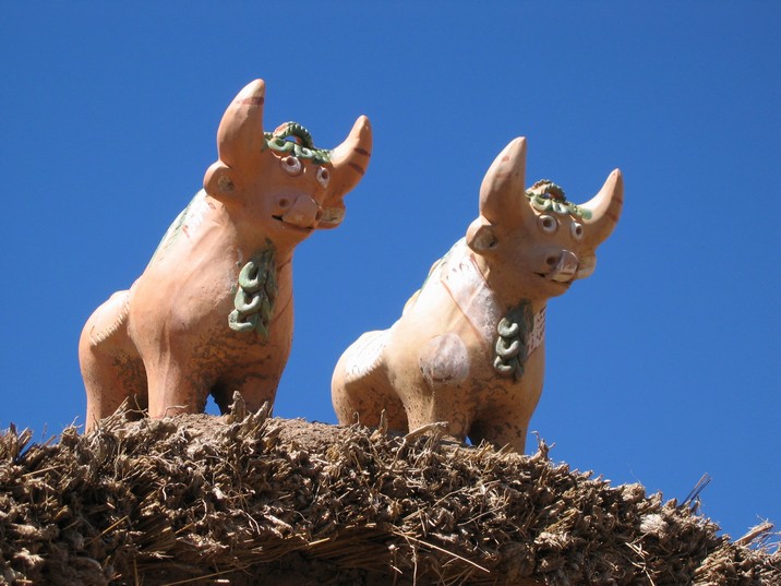 [Taureaux protecteurs sur le toit.]