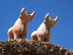 [Taureaux protecteurs sur le toit.]
